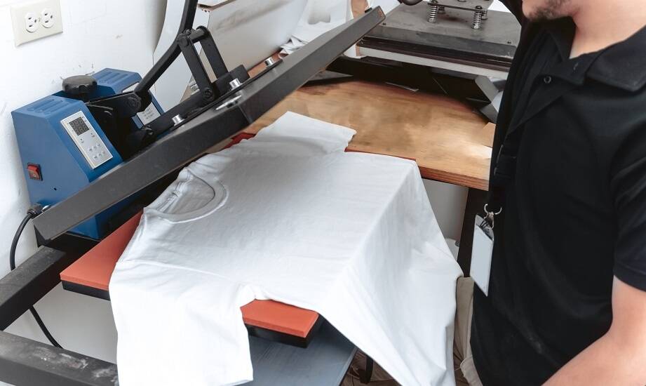 Jak bluzy z nadrukiem mogą wspierać promocyjne kampanie firmy?