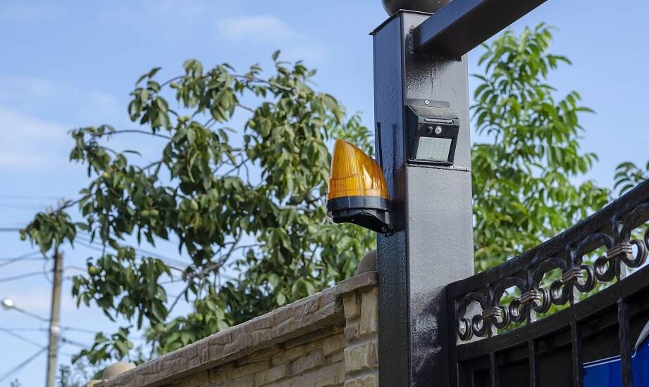 Sygnalizacyjna lampa do bramy – jakie oferuje dodatkowe funkcje?