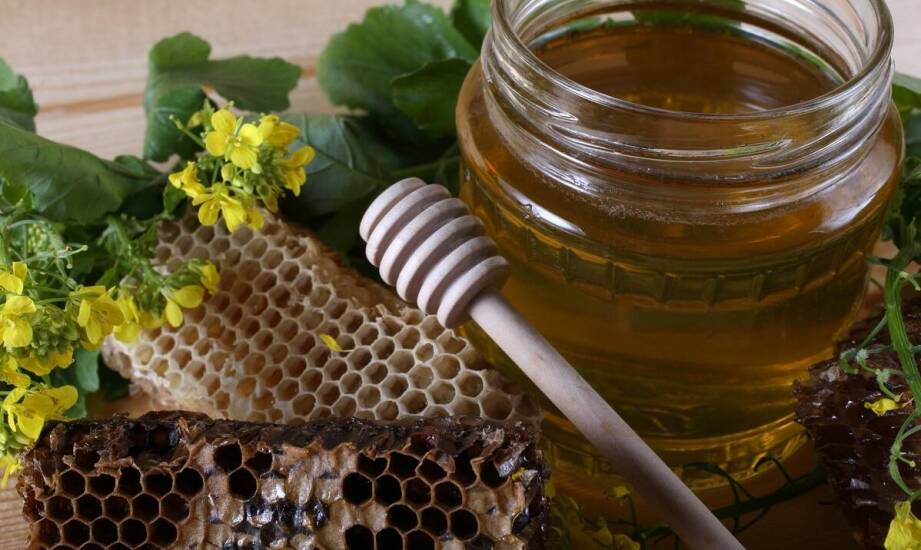 Miód prosto z pasieki jako składnik masek naturalnych do włosów