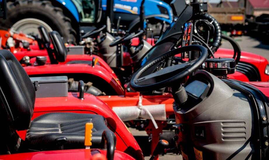 Porównanie cen nowych ciągników z technologią SmartTouch do cen starszych modeli