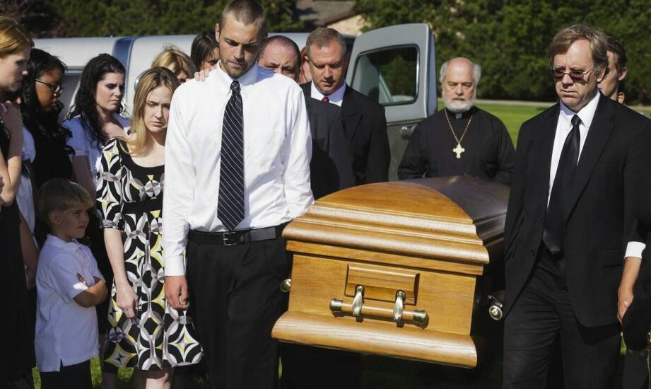 Jak firma pogrzebowa pomaga w odbiorze zmarłych z różnych miejsc?