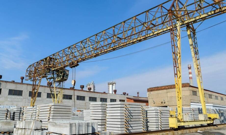 Rola rozładunku przemysłowych maszyn w procesie relokacji fabryk