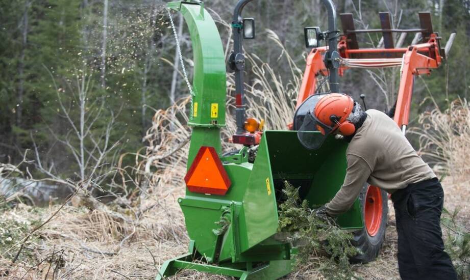 Rębaki do drewna a ochrona środowiska – co warto wiedzieć?