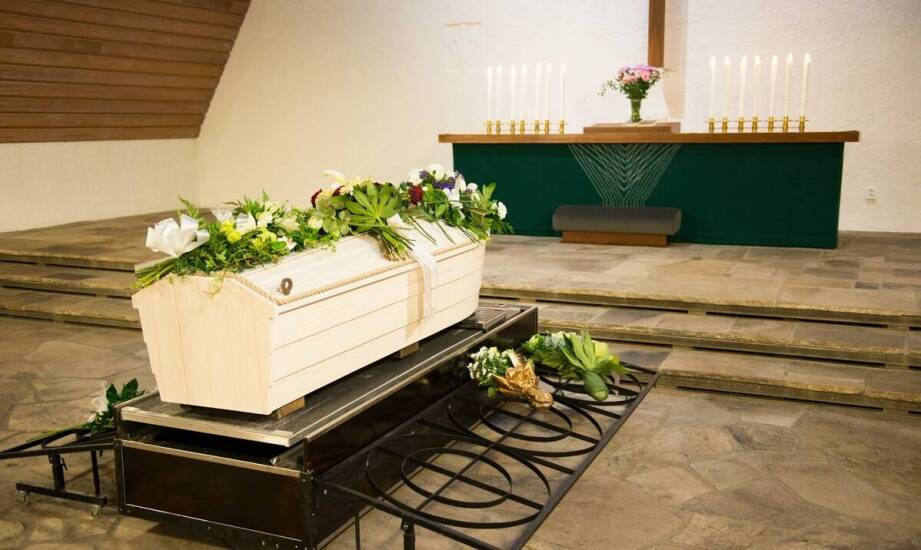 Dekoracje trumien jako hołd dla zmarłego – różnorodność opcji.