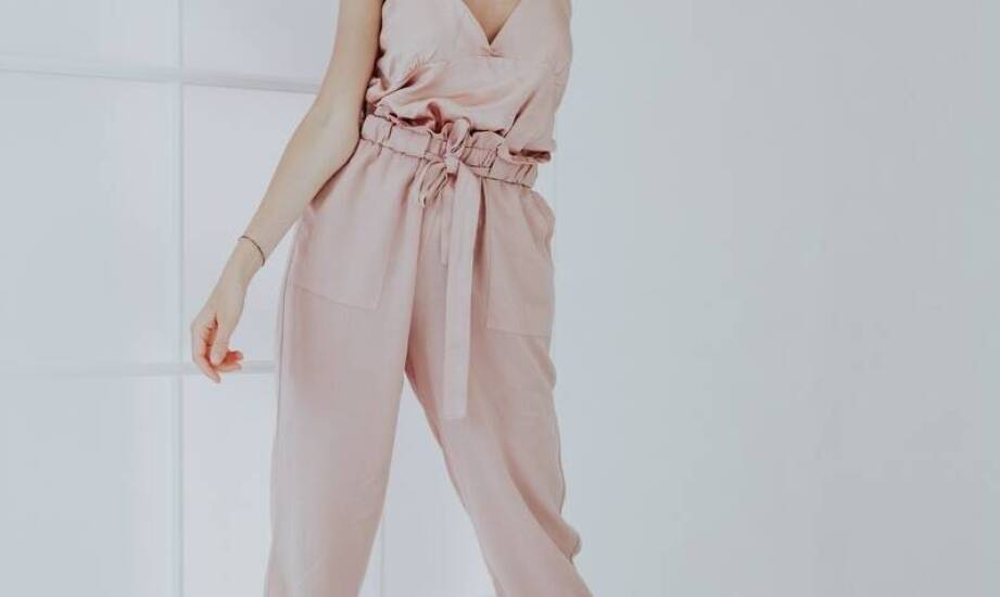 Zalety wybierania obcisłych kombinezonów z tkanin naturalnych