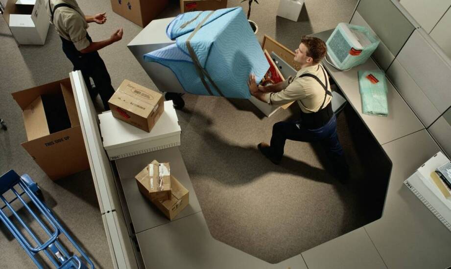 Transport biurowych mebli podczas relokacji firmy z Wieliczki