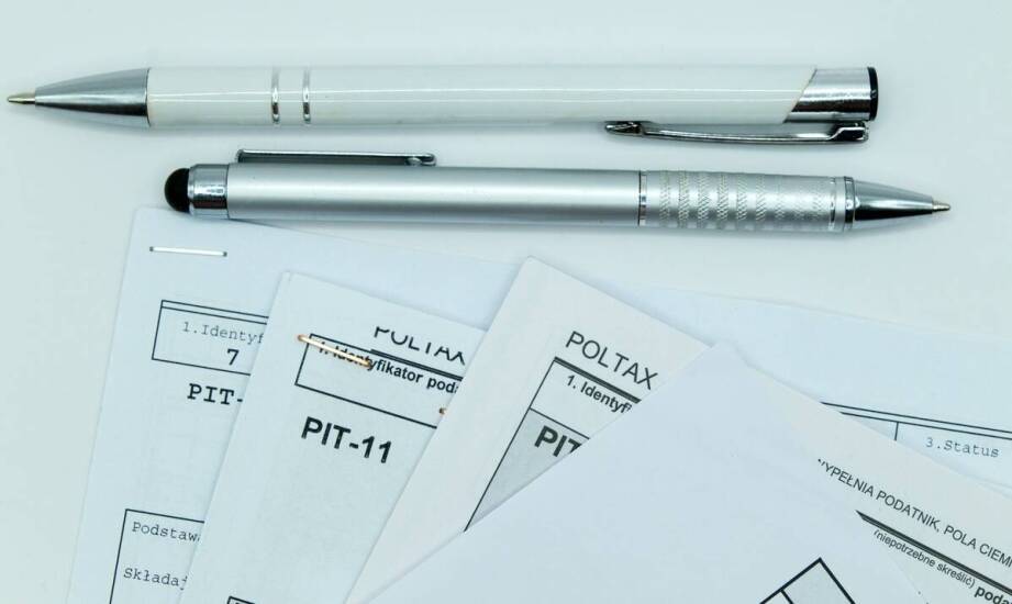 Długopisy z nadrukiem: praktyczne zastosowania w codziennym zawodowym życiu