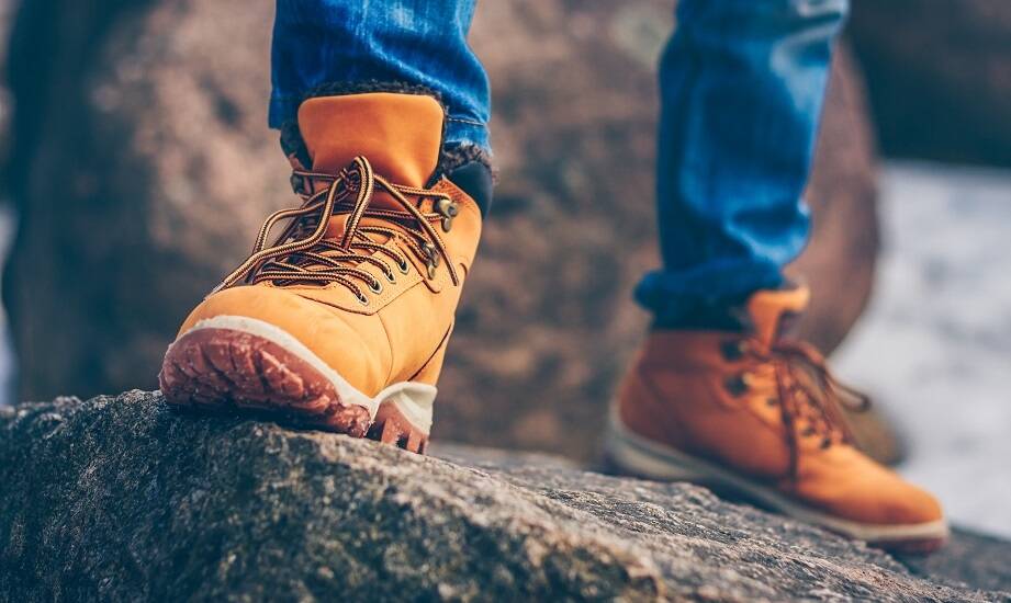 Wpływ koloru trekkingowego obuwia na widoczność podczas zimowych wypraw