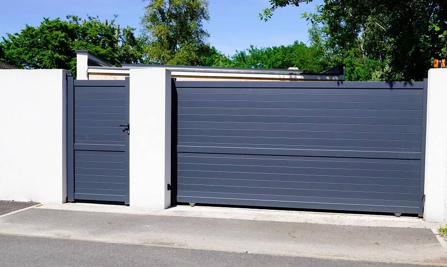 Odporność na czynniki atmosferyczne: jaką wjazdową bramę z furtką wybrać?