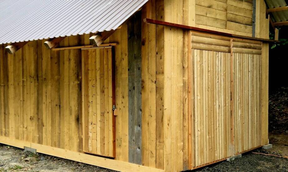 Porównanie drewnianych domków na narzędzia z alternatywnymi materiałami