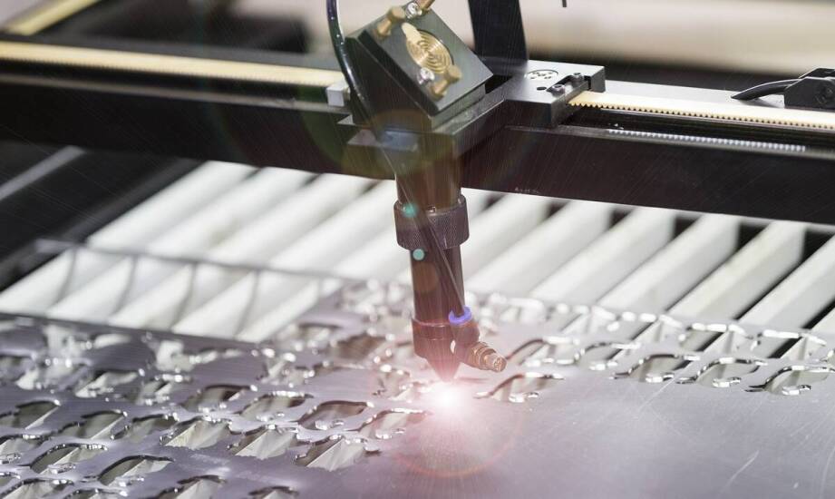 Porównanie kosztów i efektywności laserowego znakowania z innymi technologiami