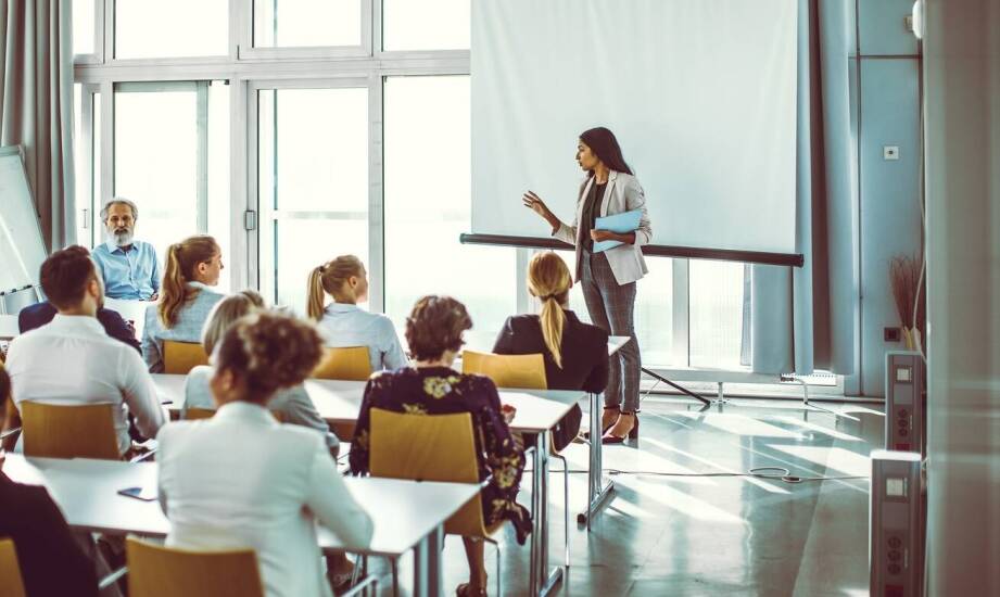 Rola instruktora w procesie nauki: jak wpływa na efektywność szkoleń?