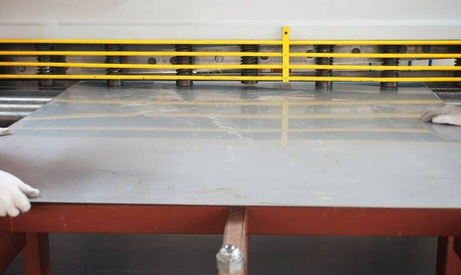 Metalowe warsztatowe meble a ich wpływ na bezpieczeństwo i ergonomię pracy