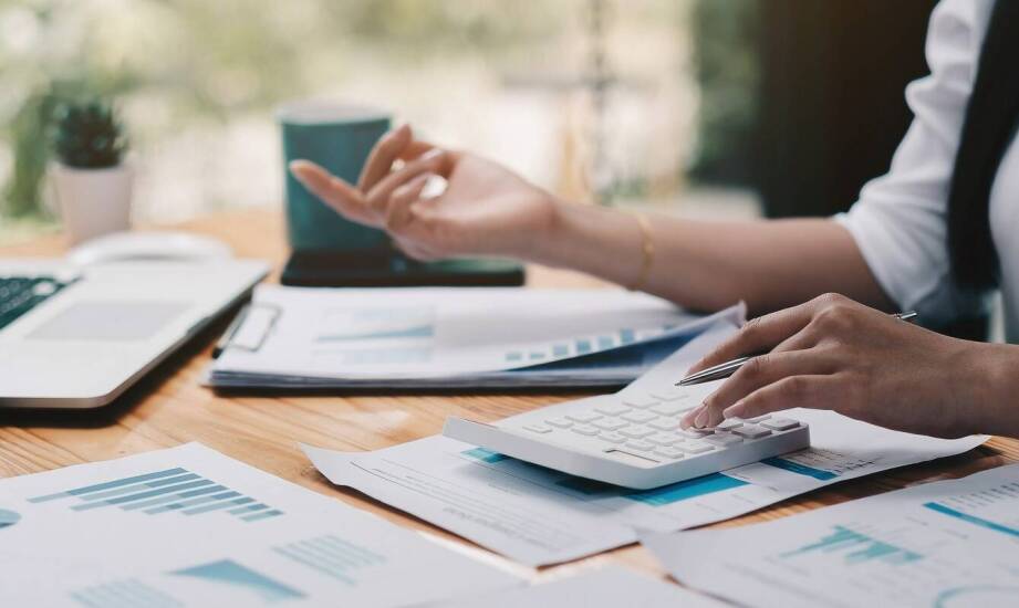 Jakie są kluczowe wyzwania związane z audytem księgi przychodów oraz rozchodów?