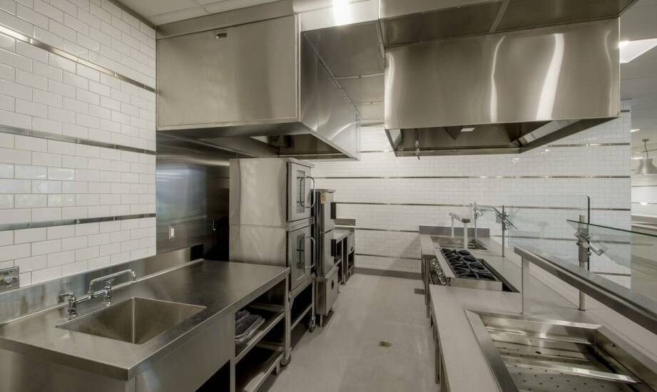 Jak szkieletowe stanowiska z dolną półką wpływają na organizację pracy w kuchni?