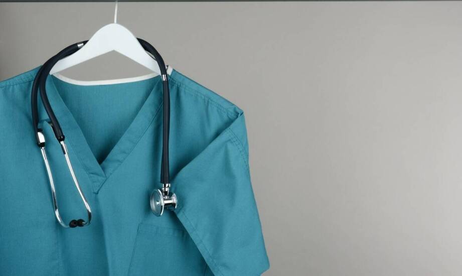 Wpływ sezonowych zmian na wybór materiału medycznej męskiej bluzy