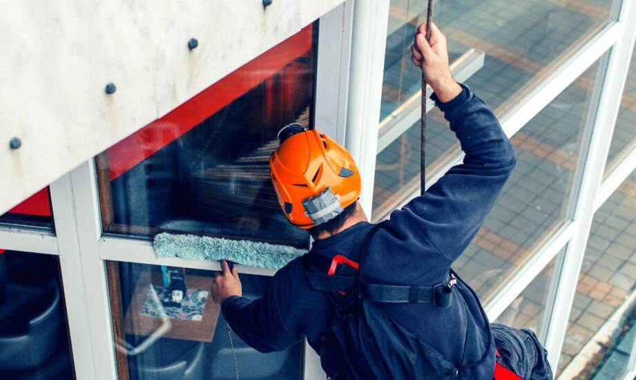 Mycie okien na wysokościach z koszowymi podnośnikami – kiedy warto skorzystać z usług?