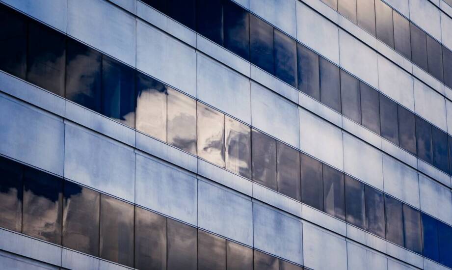 Jak szklane elewacje mogą poprawić efektywność energetyczną budynków?