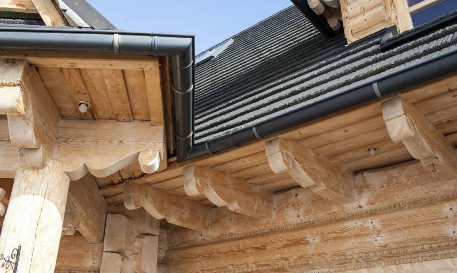 Jakie są kluczowe cechy drewnianych domów zapewniające ich długowieczność?