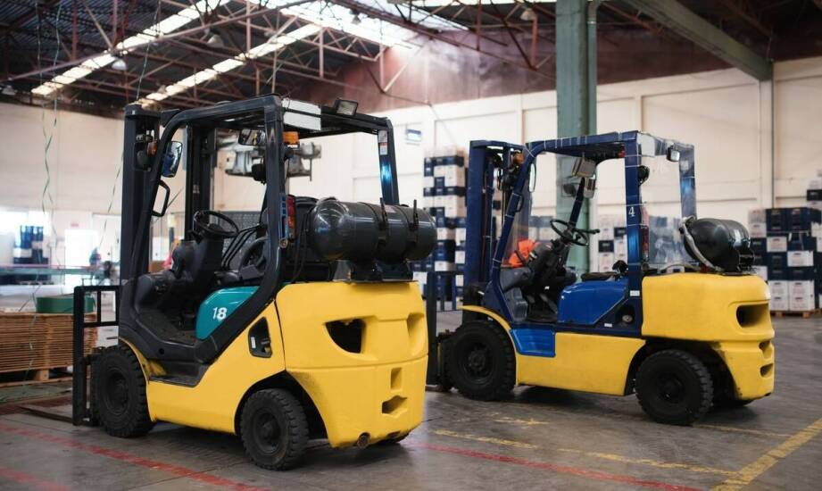 Różnice między elektrycznymi i spalinowymi wózkami widłowymi