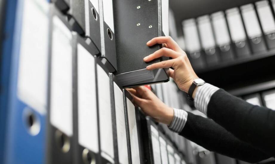 Jak archiwizacyjne usługi skracają czas wyszukiwania dokumentów?