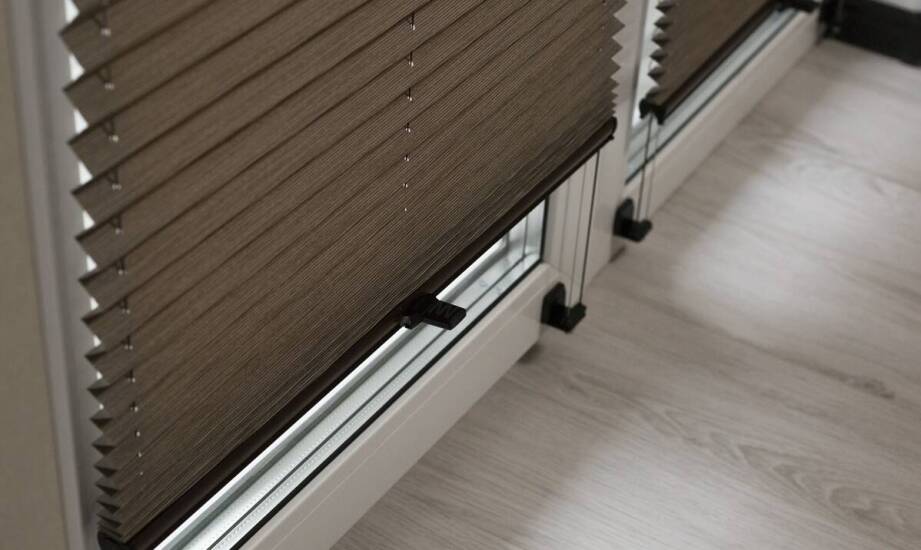 Jakie są zalety montażu okiennych plis na wymiar?