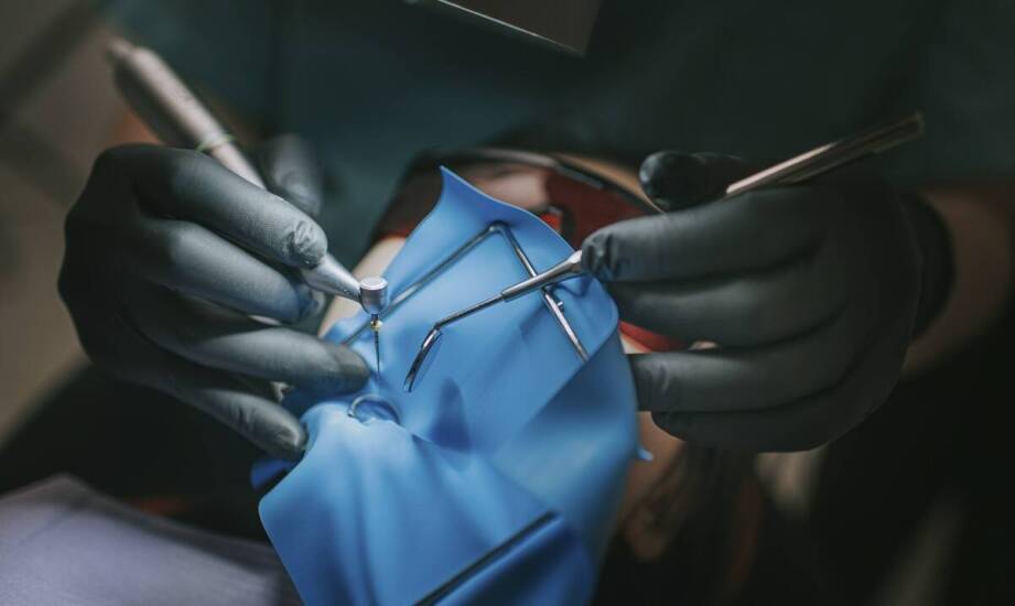 Jakie są możliwe komplikacje po zabiegu wszczepienia implantów i jak ich unikać?