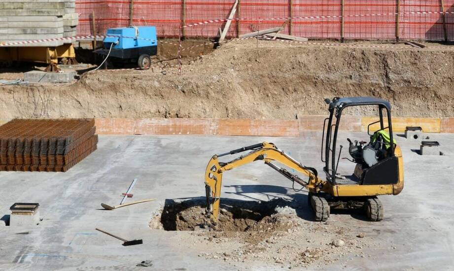 Jak wynajem budowlanych maszyn może pomóc w zarządzaniu ryzykiem na placu budowy?