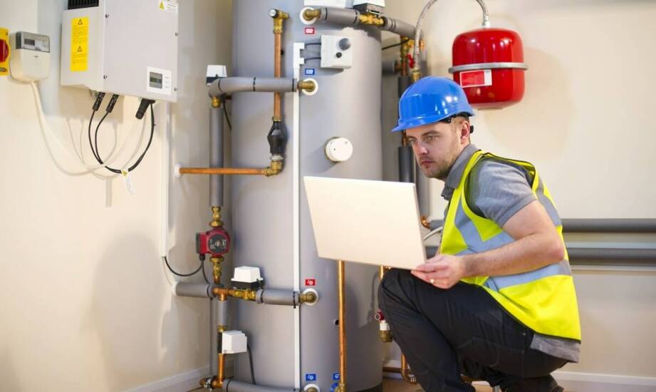 Co obejmuje kompleksowy przegląd techniczny palników w serwisie?