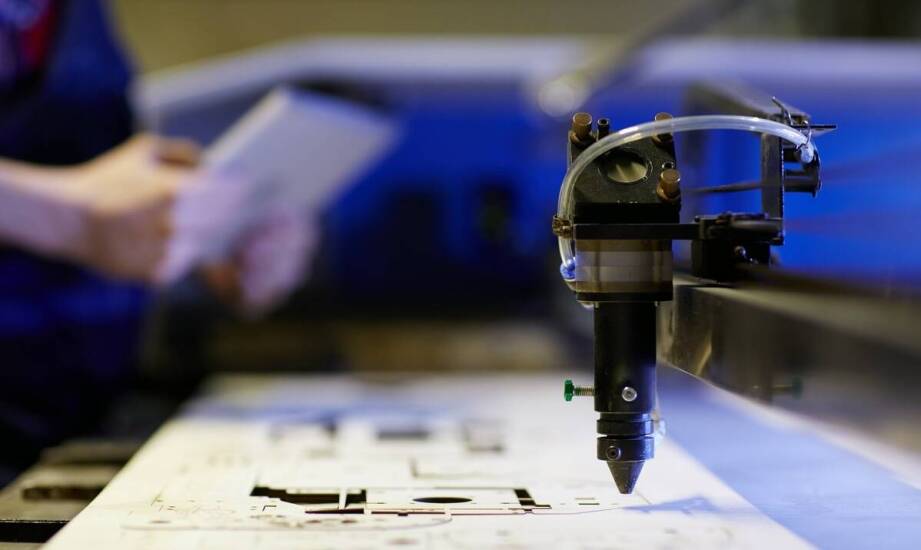 Zastosowanie laserowego cięcia w elektronicznym przemyśle - kluczowe korzyści