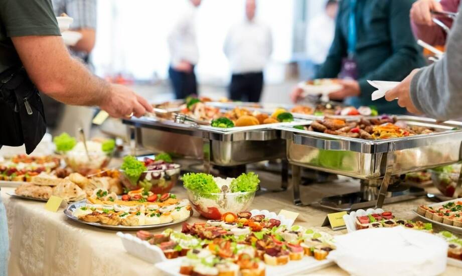 Catering podczas hotelowych konferencji: Jakie menu najlepiej się sprawdzi?