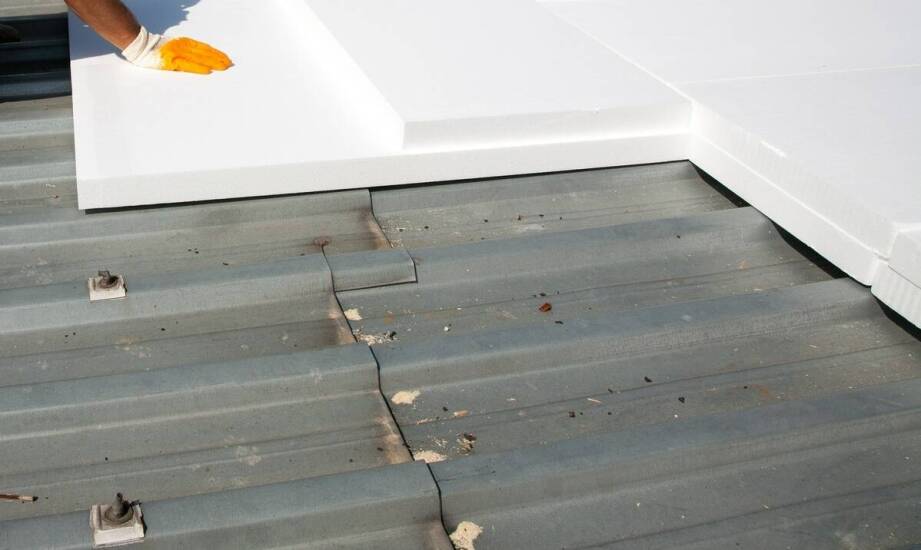 Jak dobrać kleje i pianki do montażu izolacji na dachach płaskich?