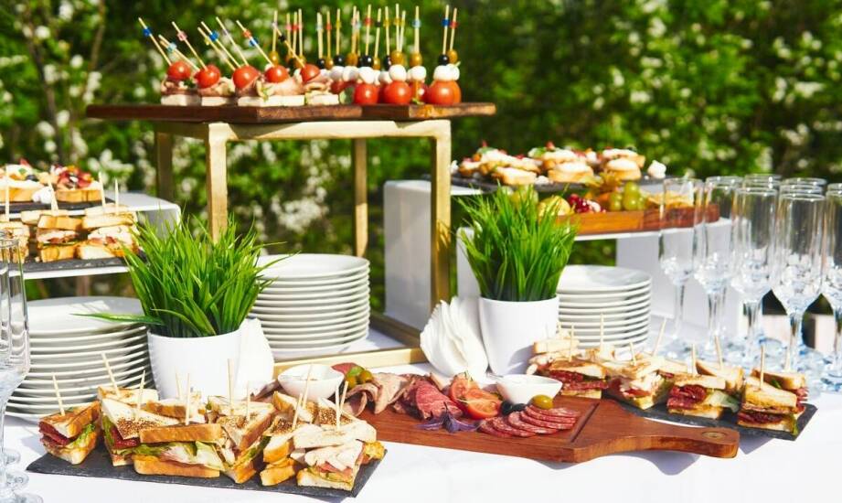 Wiosenno-letnie plenerowe przyjęcia z cateringiem – nasza specjalność