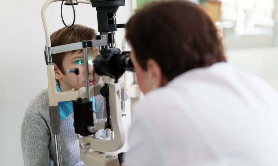 Czy badania dna oka wykonuje się u okulisty również u małych dzieci?