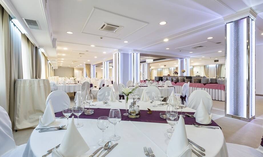 Jakie są najważniejsze techniczne aspekty sali bankietowej w hotelu?