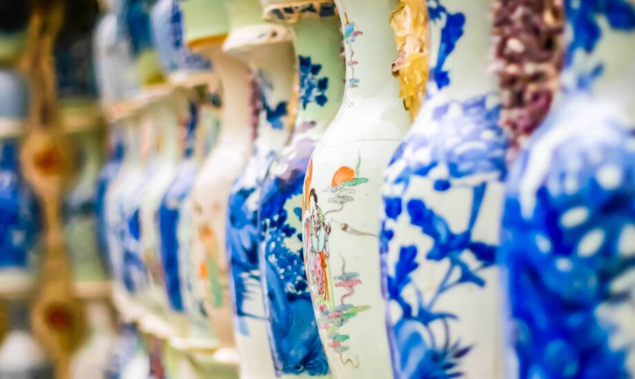 How artistic patterns enhance the appeal of Polish ceramic vases?