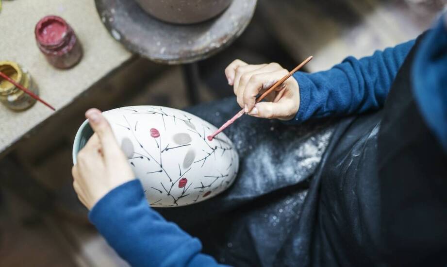 The impact of hand decoration on the aesthetics of ceramic vases