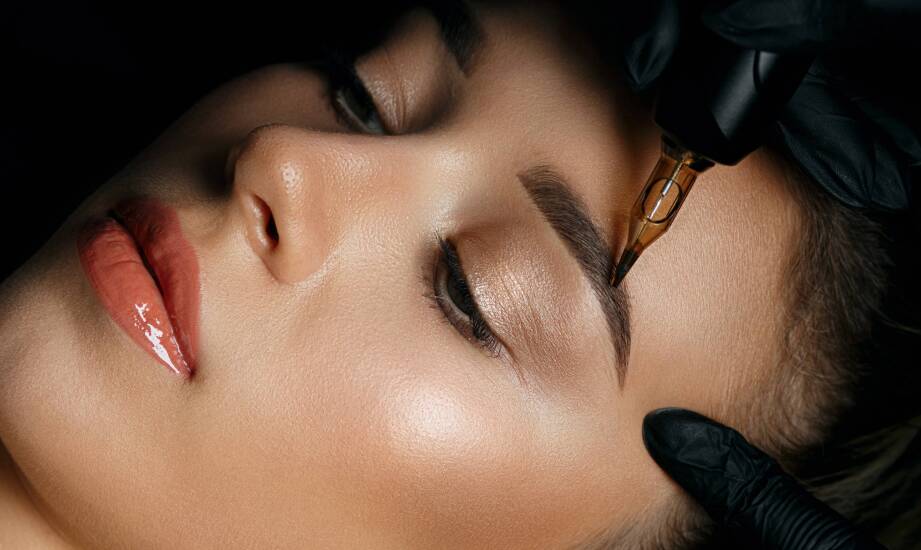 Dlaczego permanentny makijaż jest coraz bardziej popularny wśród aktywnych osób?