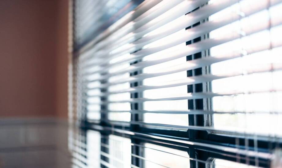 Haltbarkeit und Pflege – Worin unterscheiden sich Aluminiumjalousien von Holzjalousien?