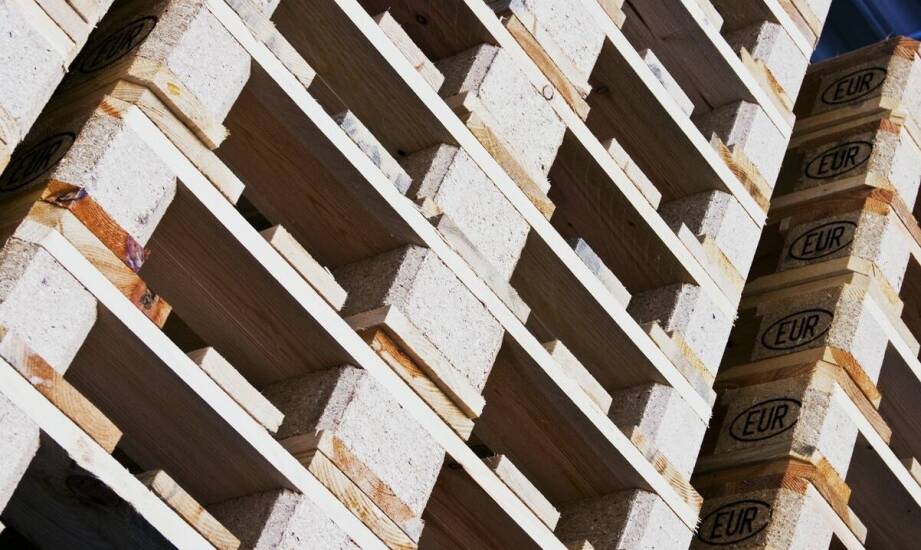 Wie kann eine Standardpalette die Transportsicherheit verbessern?