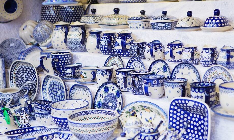 Wybór idealnego prezentu w sklepach z bolesławiecką ceramiką