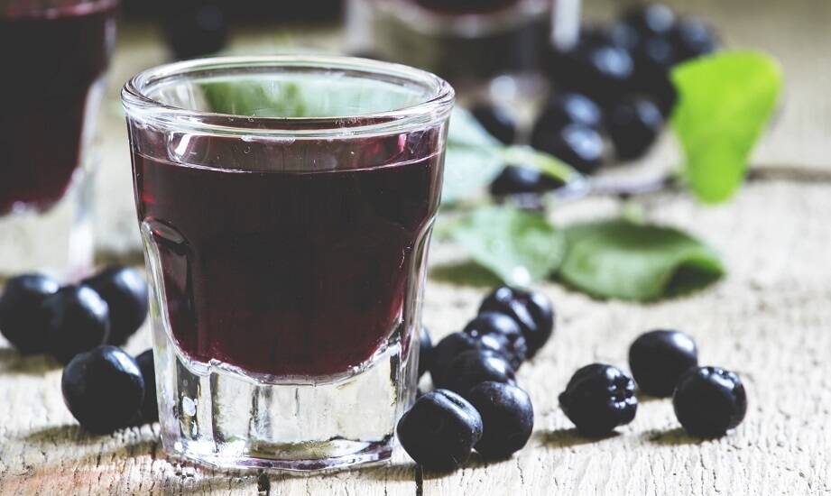 Jak owocowe nalewki mogą poprawić nastrój podczas zimowych wieczorów?