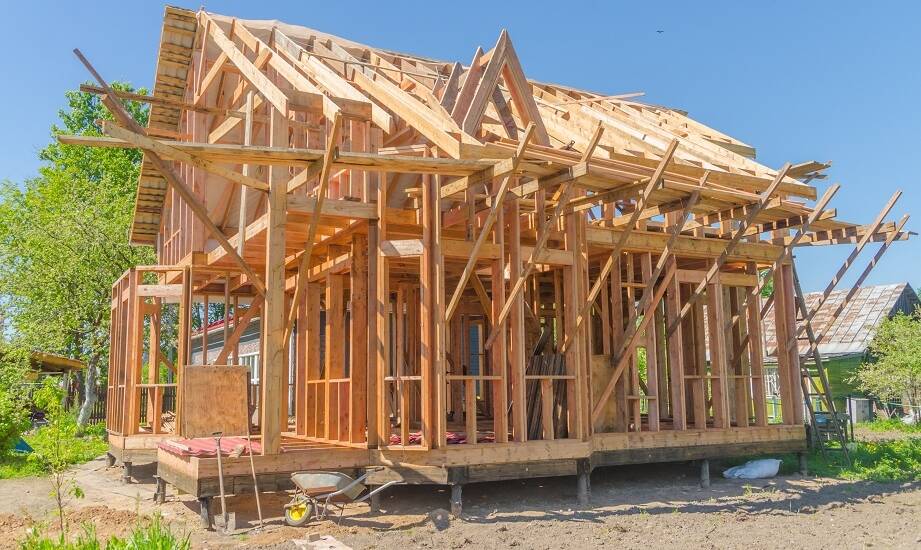 Proces budowy drewnianego domu 50m2 – od projektu do realizacji