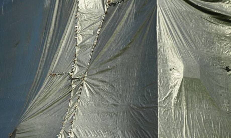 Jakie czynniki należy uwzględnić przy wyborze plandeki do altany na terenach górskich?