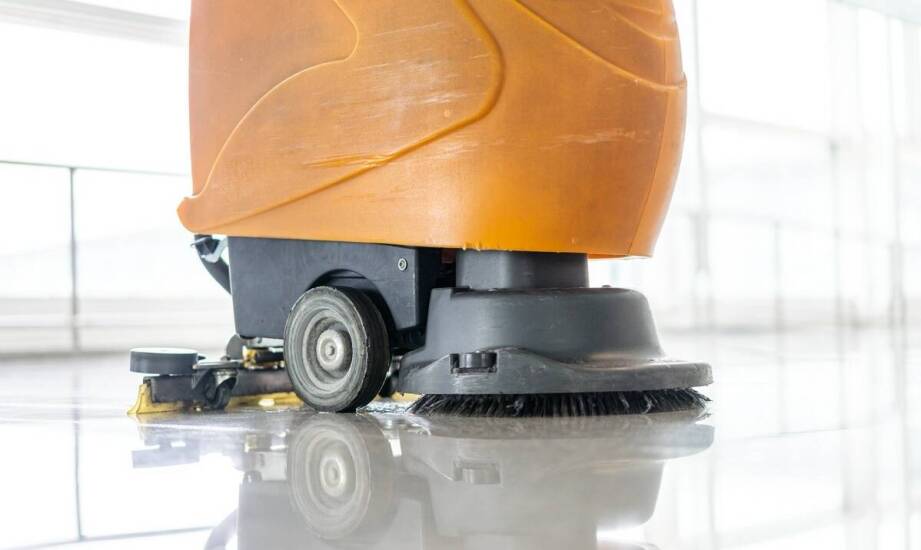 Jak maszynowe czyszczenie podłóg wpływa na trwałość i wygląd podłóg?