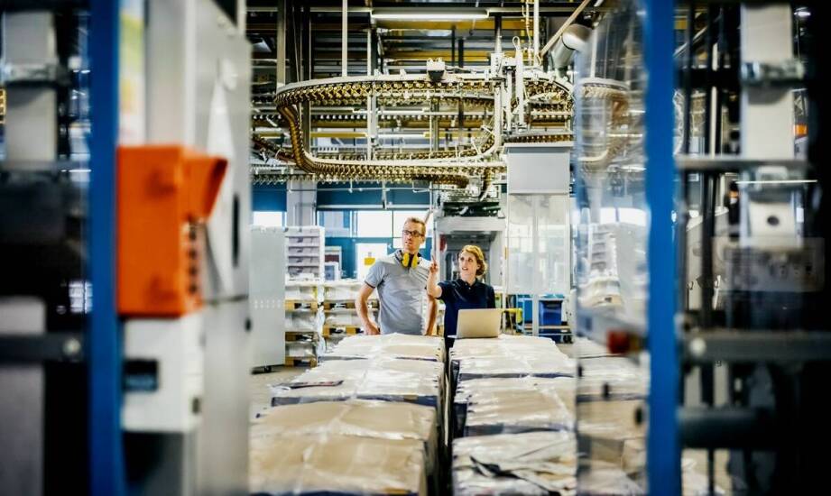 Jakie korzyści wynikają ze współpracy z producentem oferującym szybki czas realizacji zamówień?