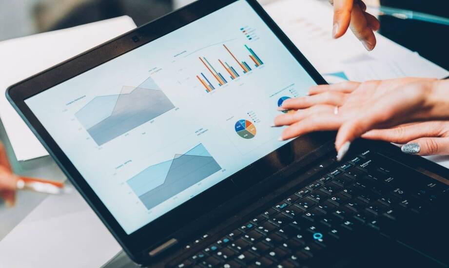 Jak efektywne generowanie raportów wspiera ewidencję przychodów w trybie online?