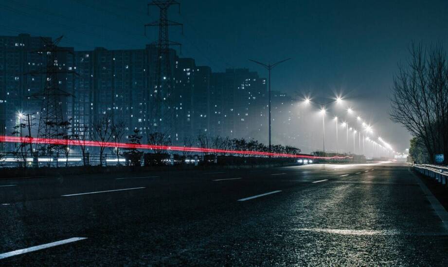 Zastosowanie betonowych żerdzi w oświetleniu autostrad i ulic