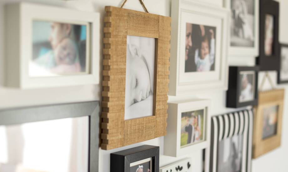 Zalety drewnianych ram w oprawie obrazów – klasyka w nowoczesnym wydaniu