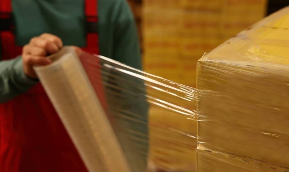 Porównanie rodzajów ręcznej folii stretch: którą wybrać do swojego biznesu?